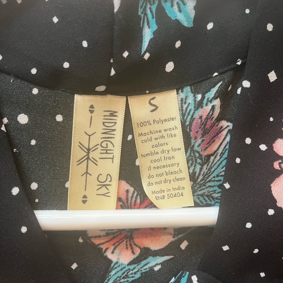 Size Small Ruffle sleeve blouse with dainty pattern - Picture 2 of 5